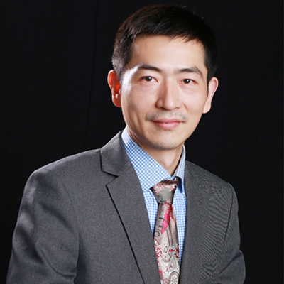 　　馬九克  　　中學(xué)物理特級教師，全國優(yōu)秀教師，上海教育年度十大新聞人物。教育部校長(cháng)培訓中心培訓專(zhuān)家，教育部教育信息化課堂標準制定組專(zhuān)家，華東師大慕課中心兼職教授，華東師大網(wǎng)絡(luò )學(xué)院特聘專(zhuān)家。